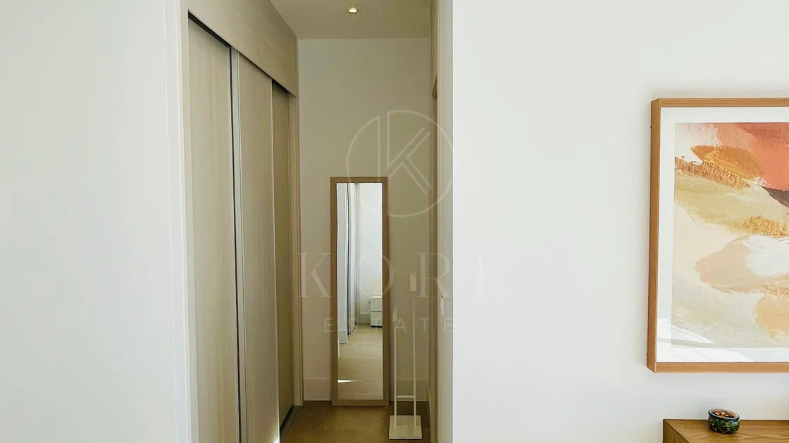 Oportunidad única: lujosa casa adosada con moderno ascensor de cristal en La Cala Golf Resort