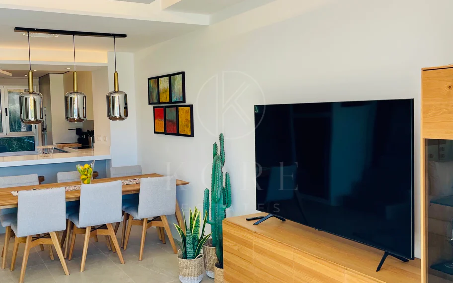 Oportunidad única: lujosa casa adosada con moderno ascensor de cristal en La Cala Golf Resort