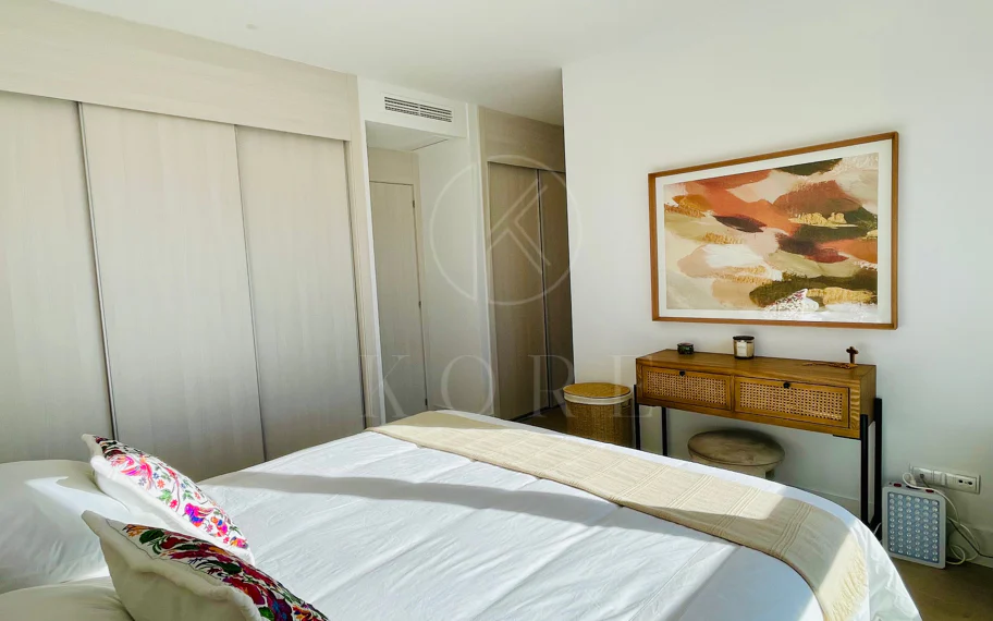 Oportunidad única: lujosa casa adosada con moderno ascensor de cristal en La Cala Golf Resort