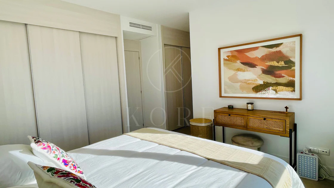 Oportunidad única: lujosa casa adosada con moderno ascensor de cristal en La Cala Golf Resort