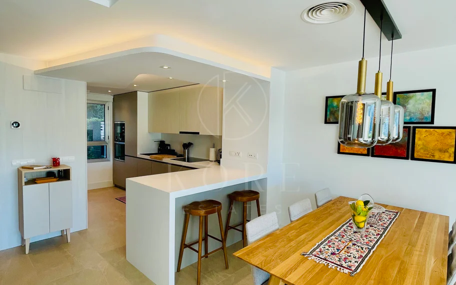 Oportunidad única: lujosa casa adosada con moderno ascensor de cristal en La Cala Golf Resort