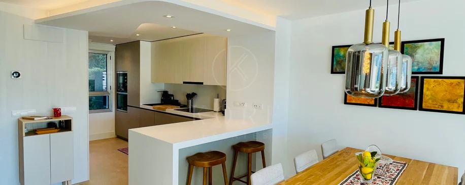 Oportunidad única: lujosa casa adosada con moderno ascensor de cristal en La Cala Golf Resort