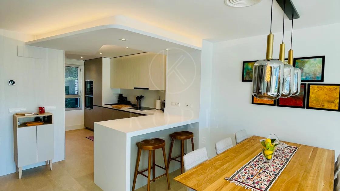 Oportunidad única: lujosa casa adosada con moderno ascensor de cristal en La Cala Golf Resort