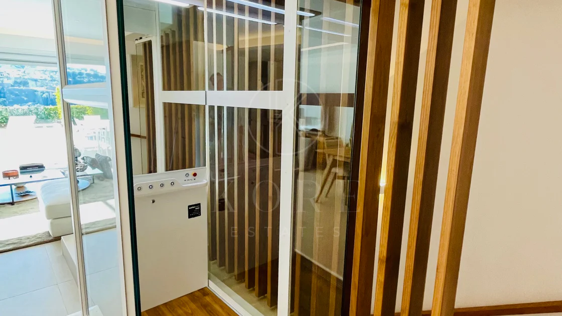 Oportunidad única: lujosa casa adosada con moderno ascensor de cristal en La Cala Golf Resort