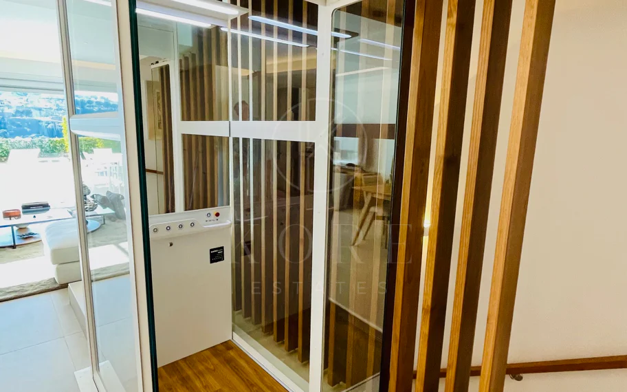 Oportunidad única: lujosa casa adosada con moderno ascensor de cristal en La Cala Golf Resort