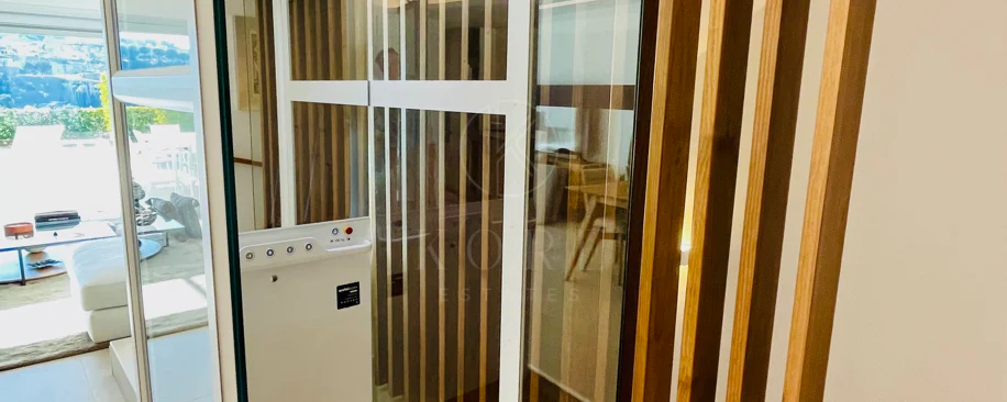 Oportunidad única: lujosa casa adosada con moderno ascensor de cristal en La Cala Golf Resort