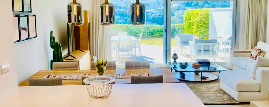 Oportunidad única: lujosa casa adosada con moderno ascensor de cristal en La Cala Golf Resort