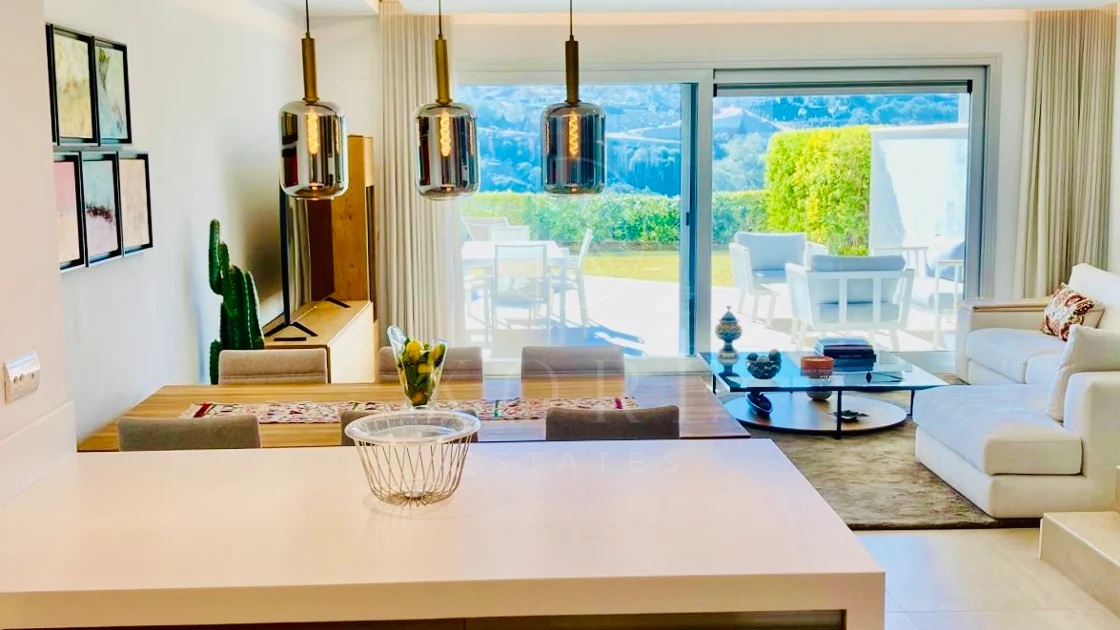 Oportunidad única: lujosa casa adosada con moderno ascensor de cristal en La Cala Golf Resort