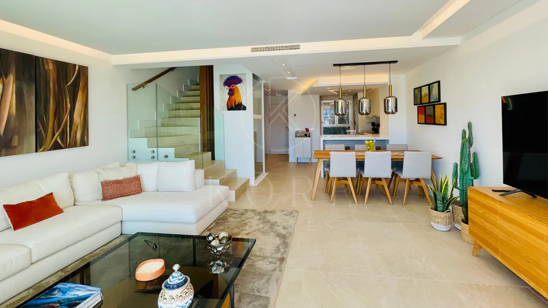 Oportunidad única: lujosa casa adosada con moderno ascensor de cristal en La Cala Golf Resort