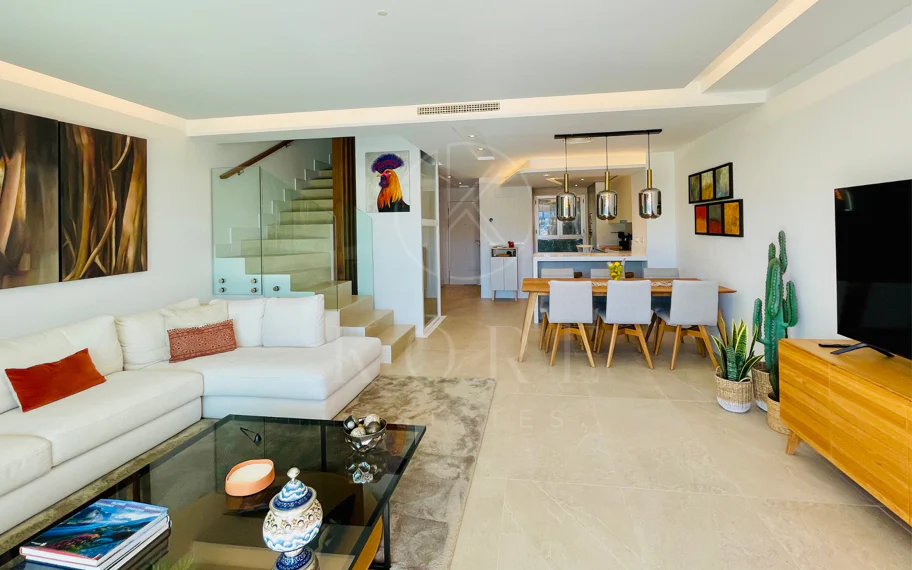 Oportunidad única: lujosa casa adosada con moderno ascensor de cristal en La Cala Golf Resort
