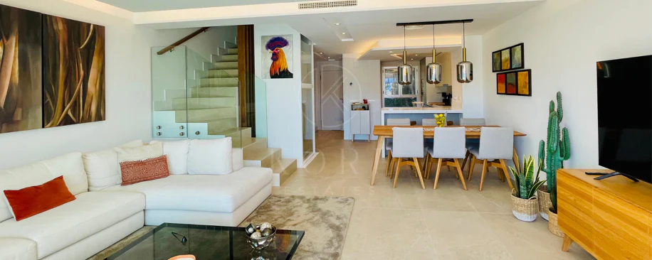 Oportunidad única: lujosa casa adosada con moderno ascensor de cristal en La Cala Golf Resort