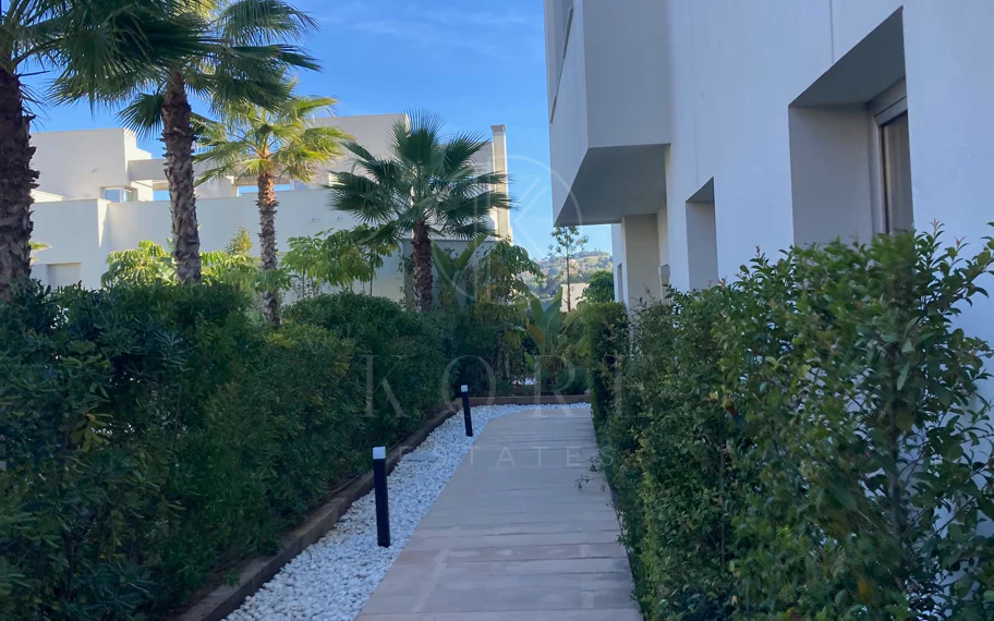 Oportunidad única: lujosa casa adosada con moderno ascensor de cristal en La Cala Golf Resort