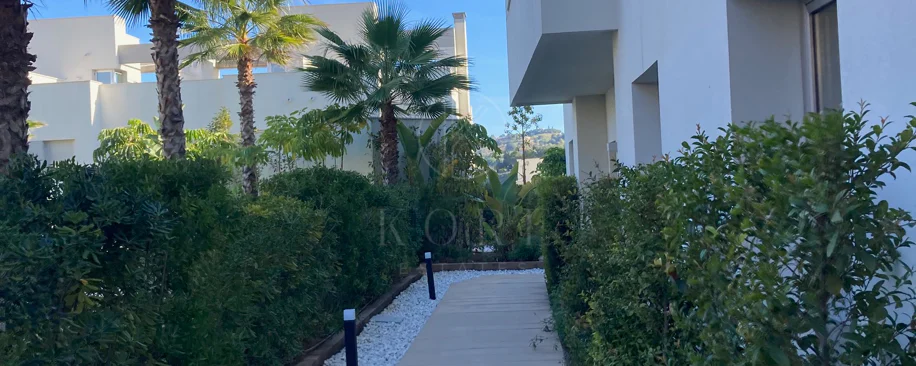 Oportunidad única: lujosa casa adosada con moderno ascensor de cristal en La Cala Golf Resort