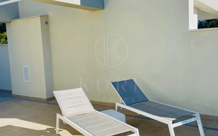 Oportunidad única: lujosa casa adosada con moderno ascensor de cristal en La Cala Golf Resort