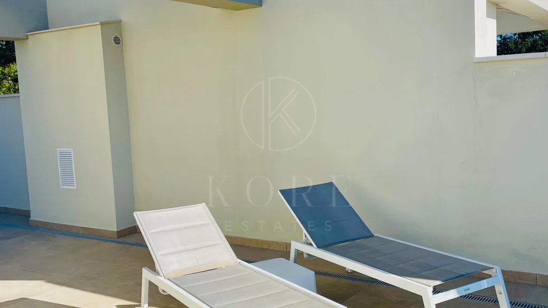Oportunidad única: lujosa casa adosada con moderno ascensor de cristal en La Cala Golf Resort
