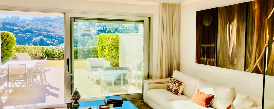 Oportunidad única: lujosa casa adosada con moderno ascensor de cristal en La Cala Golf Resort