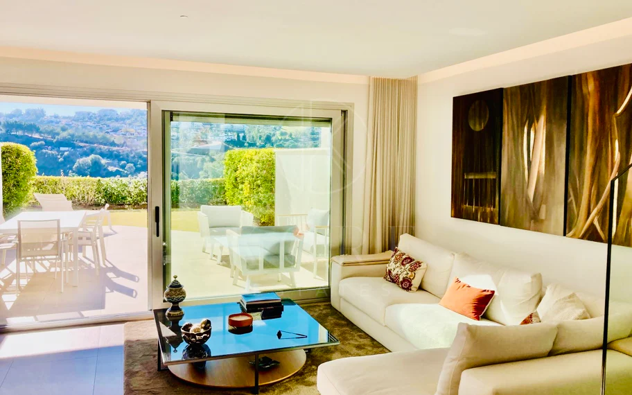 Oportunidad única: lujosa casa adosada con moderno ascensor de cristal en La Cala Golf Resort