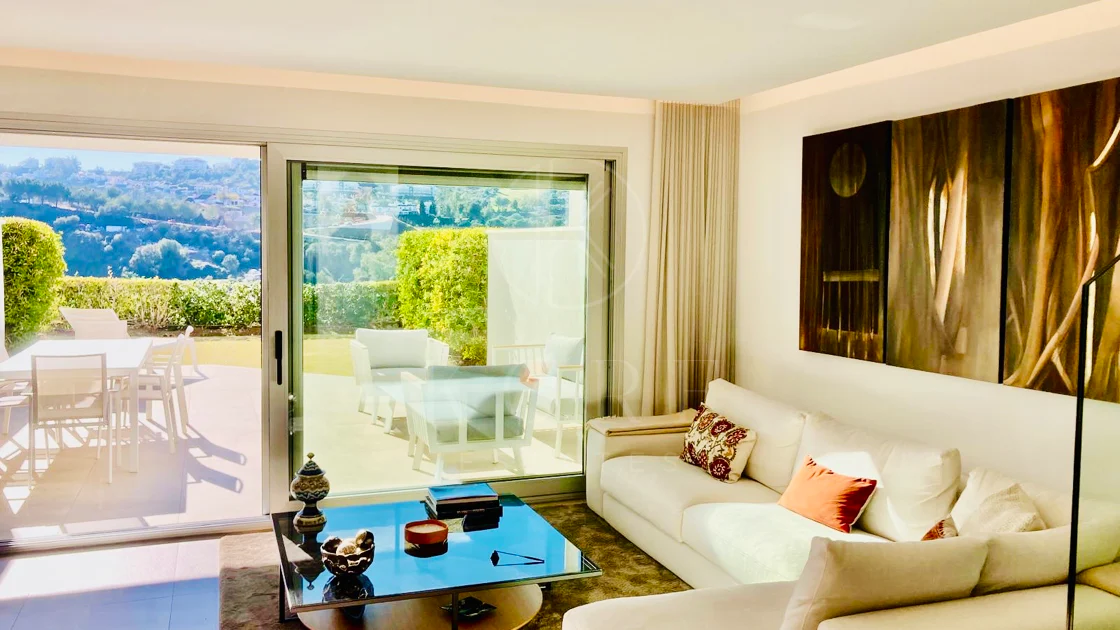 Oportunidad única: lujosa casa adosada con moderno ascensor de cristal en La Cala Golf Resort