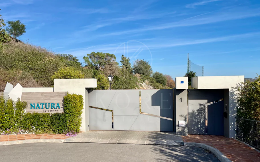 Oportunidad única: lujosa casa adosada con moderno ascensor de cristal en La Cala Golf Resort