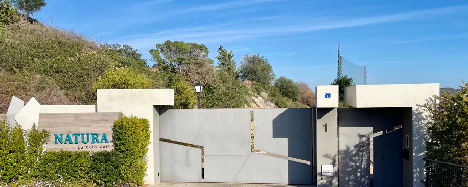Oportunidad única: lujosa casa adosada con moderno ascensor de cristal en La Cala Golf Resort