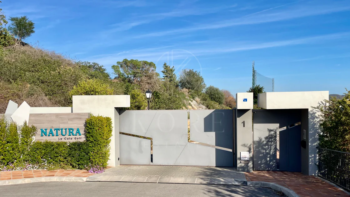Oportunidad única: lujosa casa adosada con moderno ascensor de cristal en La Cala Golf Resort