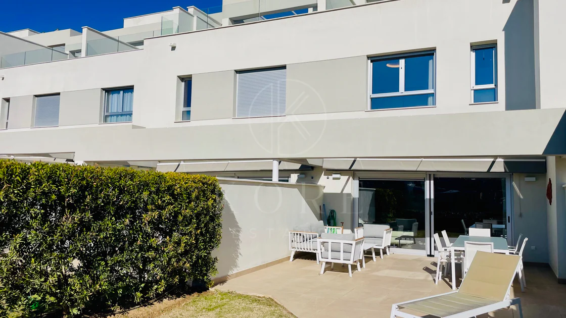 Oportunidad única: lujosa casa adosada con moderno ascensor de cristal en La Cala Golf Resort