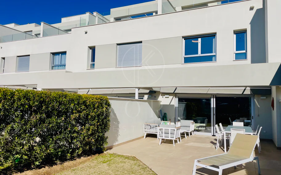 Oportunidad única: lujosa casa adosada con moderno ascensor de cristal en La Cala Golf Resort