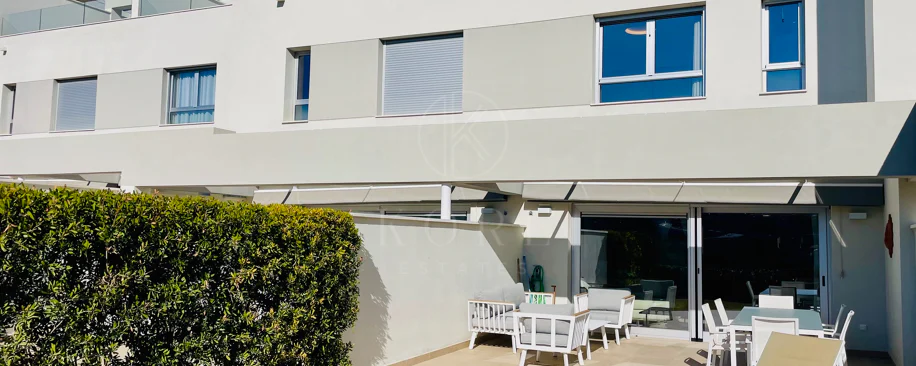 Oportunidad única: lujosa casa adosada con moderno ascensor de cristal en La Cala Golf Resort