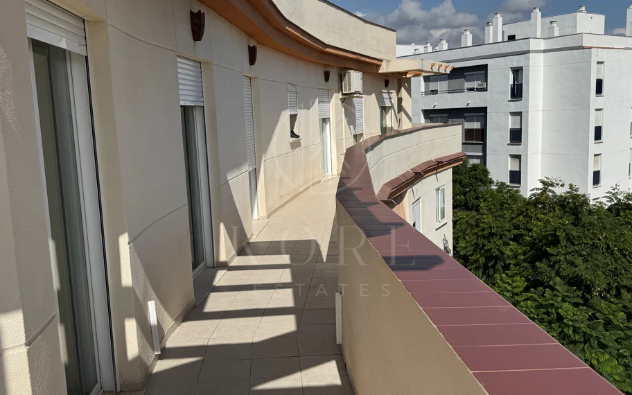 Ático Exclusivo de 4 Dormitorios en el Corazón de Estepona con Terraza y Solárium Privado