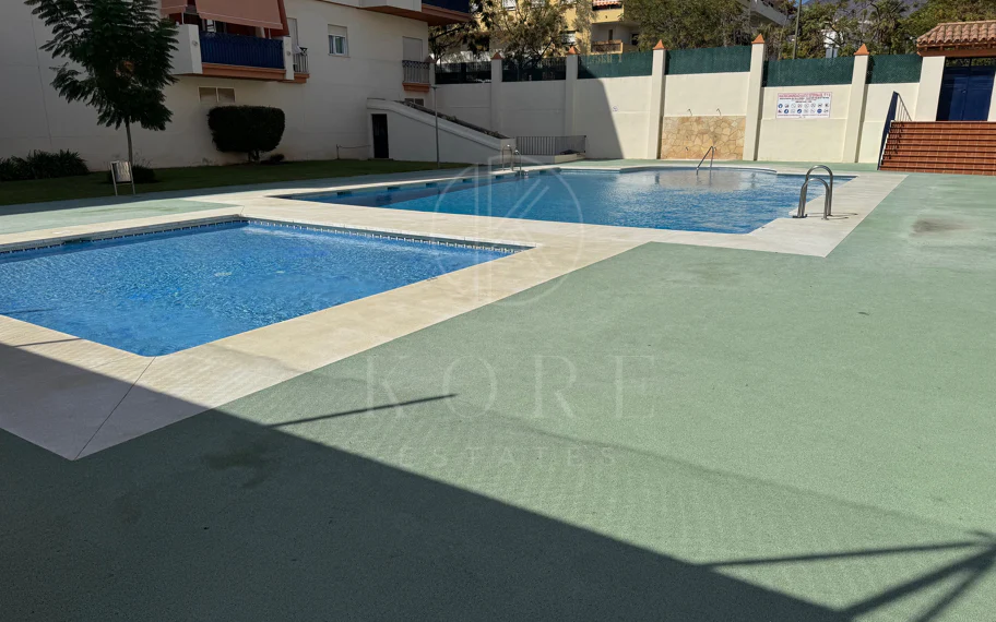Ático Exclusivo de 4 Dormitorios en el Corazón de Estepona con Terraza y Solárium Privado