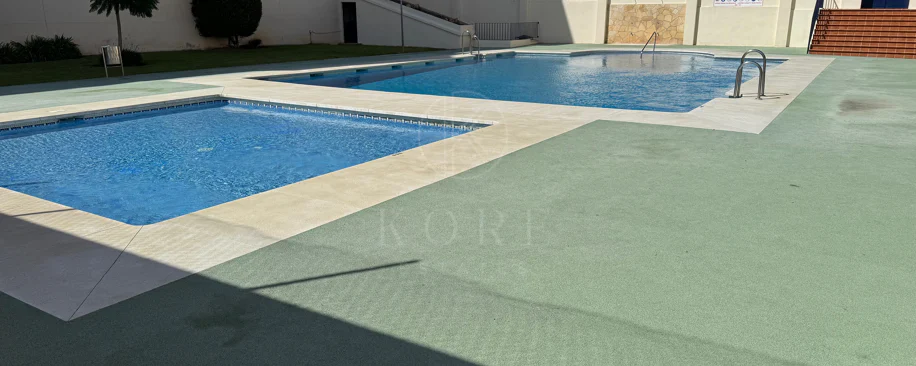 Ático Exclusivo de 4 Dormitorios en el Corazón de Estepona con Terraza y Solárium Privado
