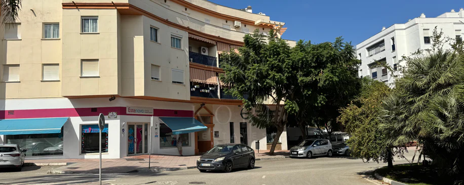 Ático Exclusivo de 4 Dormitorios en el Corazón de Estepona con Terraza y Solárium Privado