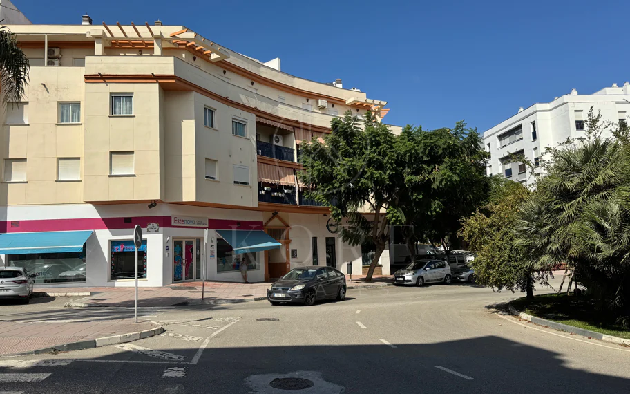 Ático Exclusivo de 4 Dormitorios en el Corazón de Estepona con Terraza y Solárium Privado