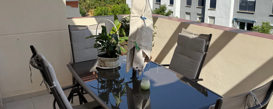 Ático Exclusivo de 4 Dormitorios en el Corazón de Estepona con Terraza y Solárium Privado
