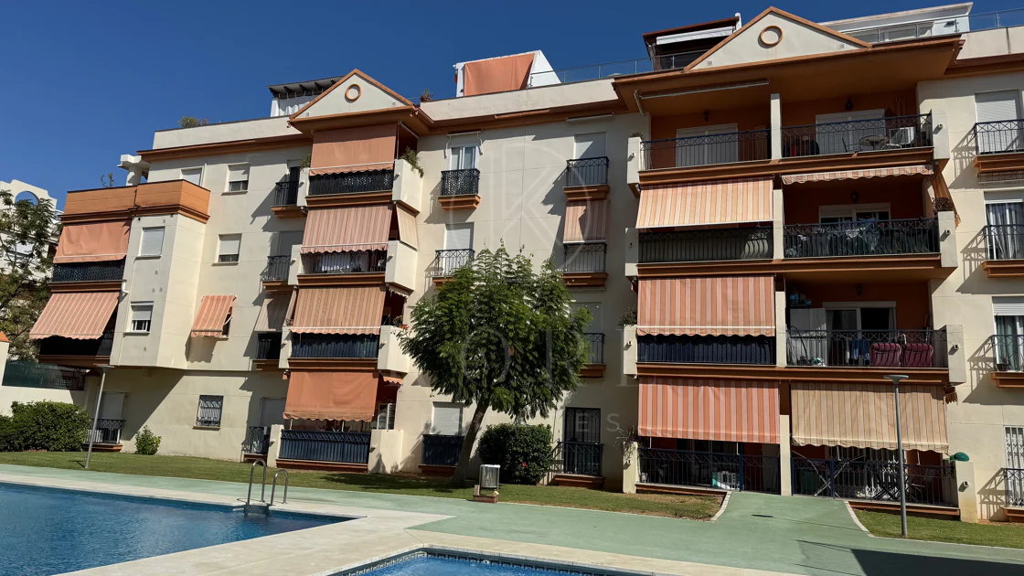 Ático Exclusivo de 4 Dormitorios en el Corazón de Estepona con Terraza y Solárium Privado