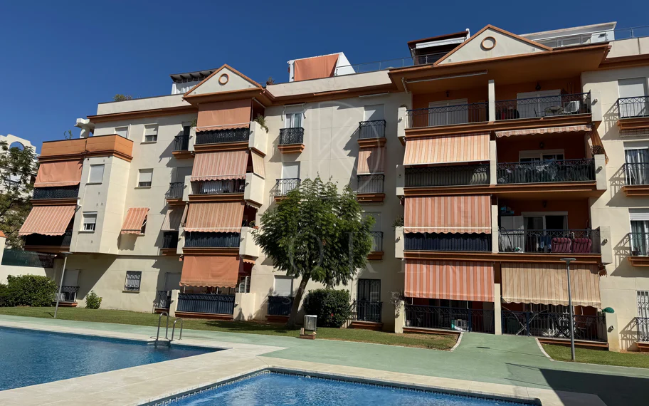 Ático Exclusivo de 4 Dormitorios en el Corazón de Estepona con Terraza y Solárium Privado