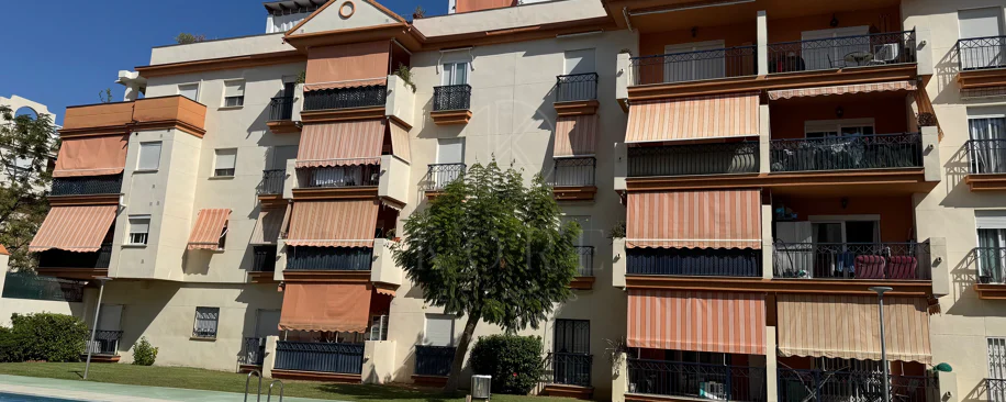 Ático Exclusivo de 4 Dormitorios en el Corazón de Estepona con Terraza y Solárium Privado