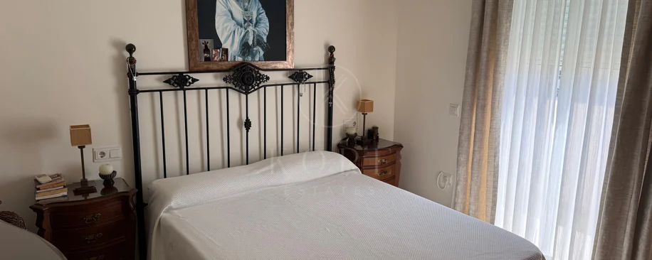 Ático Exclusivo de 4 Dormitorios en el Corazón de Estepona con Terraza y Solárium Privado