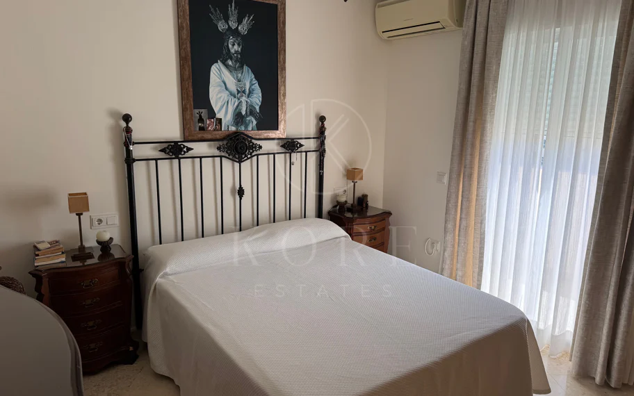 Ático Exclusivo de 4 Dormitorios en el Corazón de Estepona con Terraza y Solárium Privado