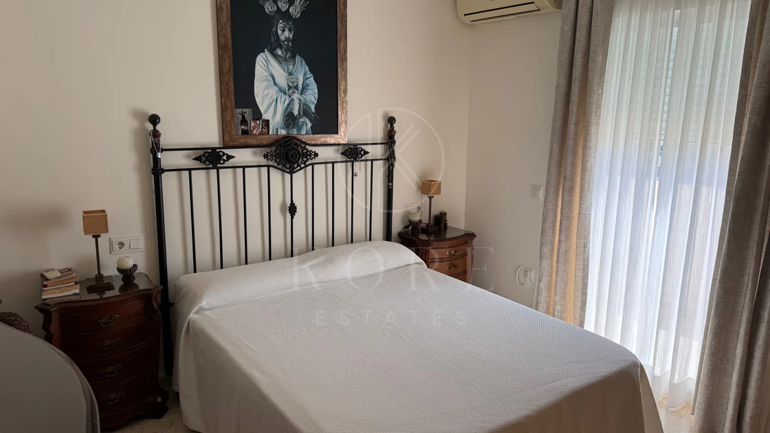Ático Exclusivo de 4 Dormitorios en el Corazón de Estepona con Terraza y Solárium Privado