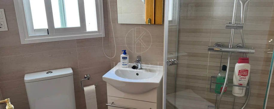 Ático Exclusivo de 4 Dormitorios en el Corazón de Estepona con Terraza y Solárium Privado