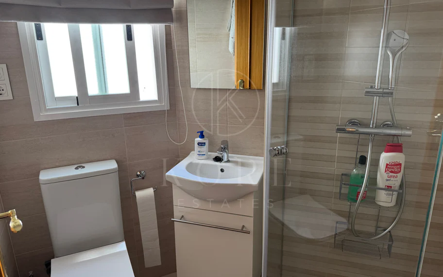 Ático Exclusivo de 4 Dormitorios en el Corazón de Estepona con Terraza y Solárium Privado