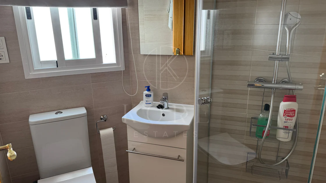 Ático Exclusivo de 4 Dormitorios en el Corazón de Estepona con Terraza y Solárium Privado