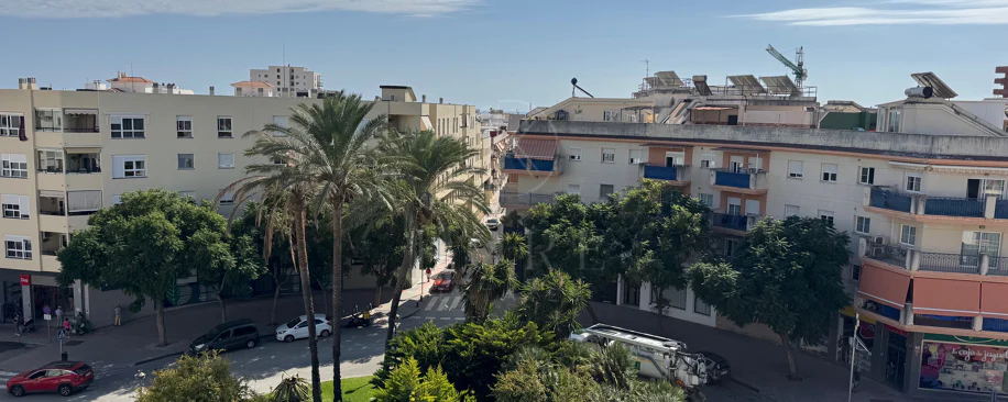 Ático Exclusivo de 4 Dormitorios en el Corazón de Estepona con Terraza y Solárium Privado