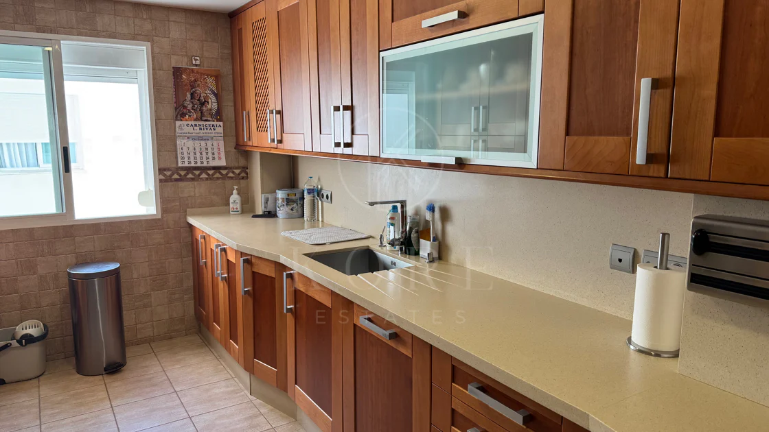 Ático Exclusivo de 4 Dormitorios en el Corazón de Estepona con Terraza y Solárium Privado
