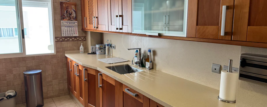 Ático Exclusivo de 4 Dormitorios en el Corazón de Estepona con Terraza y Solárium Privado