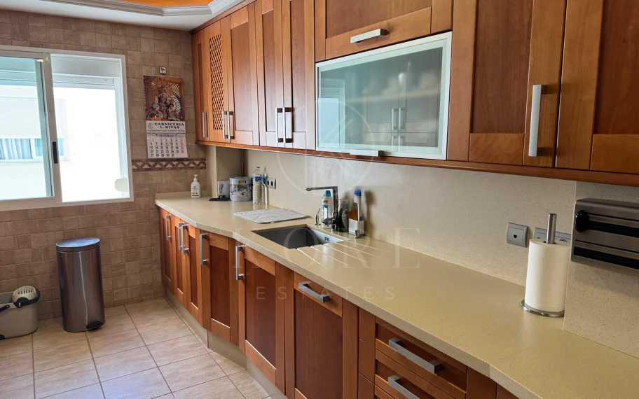 Ático Exclusivo de 4 Dormitorios en el Corazón de Estepona con Terraza y Solárium Privado