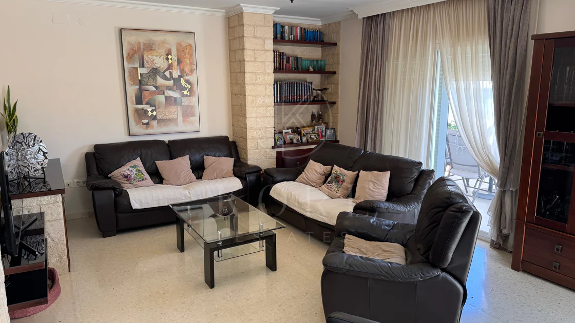 Ático Exclusivo de 4 Dormitorios en el Corazón de Estepona con Terraza y Solárium Privado
