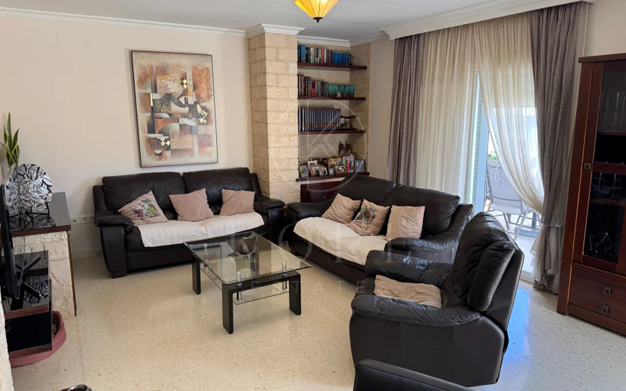 Ático Exclusivo de 4 Dormitorios en el Corazón de Estepona con Terraza y Solárium Privado