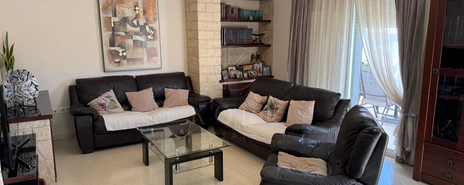 Ático Exclusivo de 4 Dormitorios en el Corazón de Estepona con Terraza y Solárium Privado